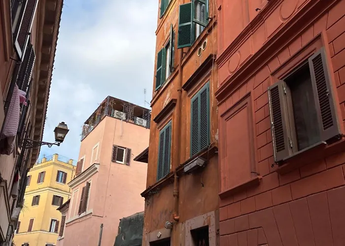 The Yellow Nest In Trastevere Rzym